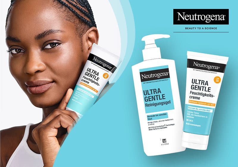 Neutrogena-Produkte auf türkisfarbenem Hintergrund: links ein Pumpflakon mit Aufschrift „Neutrogena Ultra Gentle Reinigungsgel“, rechts eine Tube mit Aufschrift „Neutrogena Ultra Gentle Feuchtigkeitscreme SPF 30“, oben rechts Neutrogena-Logo; links angeschnittene Person mit Hand am Kinn