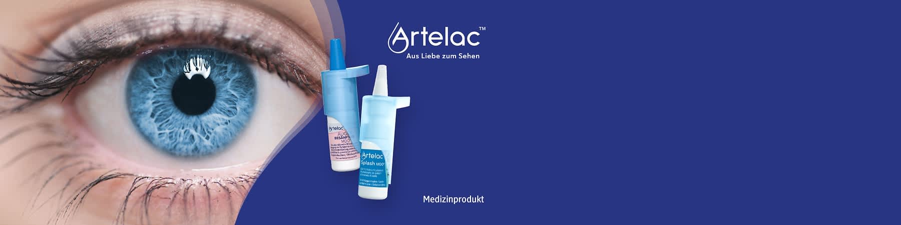 Großaufnahme eines blauen Auges links, rechts zwei weiße und hellblaue Augentropfen-Fläschchen der Marke „Artelac“ mit dem Slogan „Aus Liebe zum Sehen“. Darunter steht Medizinprodukt