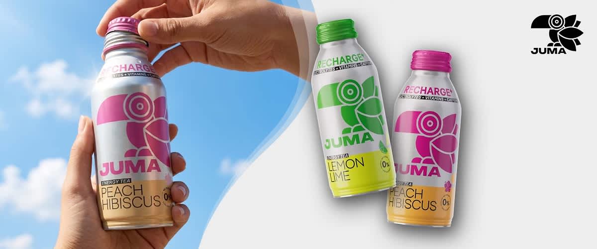 Drei Aluminiumflaschen des Getränks „Juma Recharge“ in rosa und grünen Designvarianten, vorn zwei Flaschen mit Aufschrift „Peach Hibiscus“ und eine mittig etwas kleiner mit Aufschrift „Lemon Lime“, rechts oben kleines JUMA-Logo
