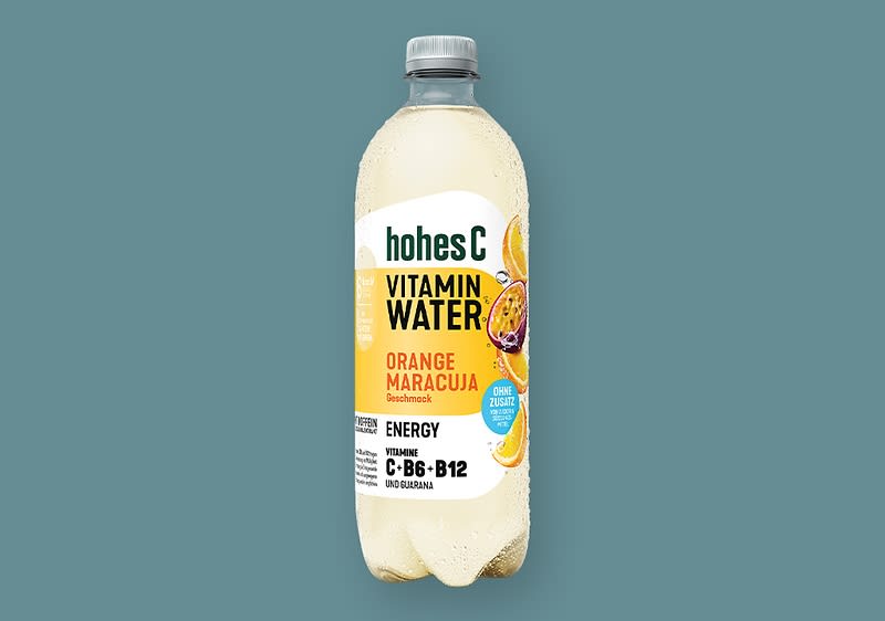 Plastikflasche hohes C Vitamin Water, Sorte „Orange Maracuja“, gelblich-helles Getränk, Aufschrift „Energy“, Vitamine C·B6·B12, Hinweis „ohne Zuckerzusatz“