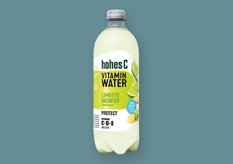 Plastikflasche Hohes C Vitamin Water, Geschmack Limette Ingwer, grüner Etikettaufdruck mit Text „VITAMIN WATER LIMETTE INGWER“, Hinweis „ohne Zuckerzusatz“ und Nährstoffangabe „C+D+E“