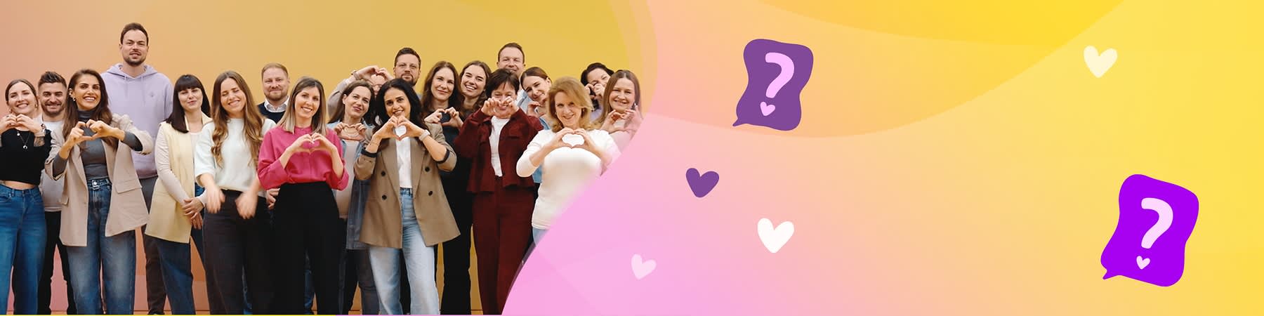 Gruppe von etwa einem Dutzend Personen vor gelbem Hintergrund, die mit Händen Herzzeichen formen, rechts unten bunte rosa-violette Fläche mit Fragezeichen-Symbol und Herzchen