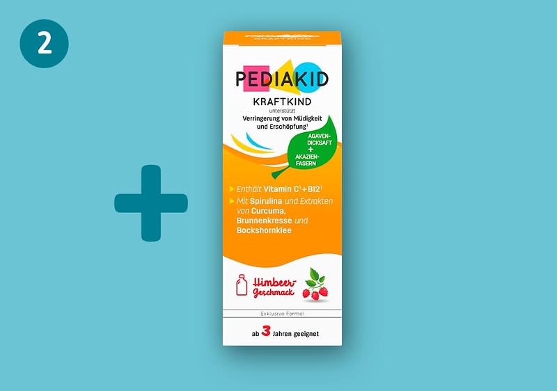 Pediakid Kraftkind Sirup-Packung mit orangener und weißer Gestaltung, Aufschrift „PEDIAKID KRAFTKIND“, Hinweise zu Vitamin C + B12, Spirulina, Curcuma-Extrakt und Himbeer Geschmack, daneben lila Pluszeichen und lila Kreis mit weißer „2“