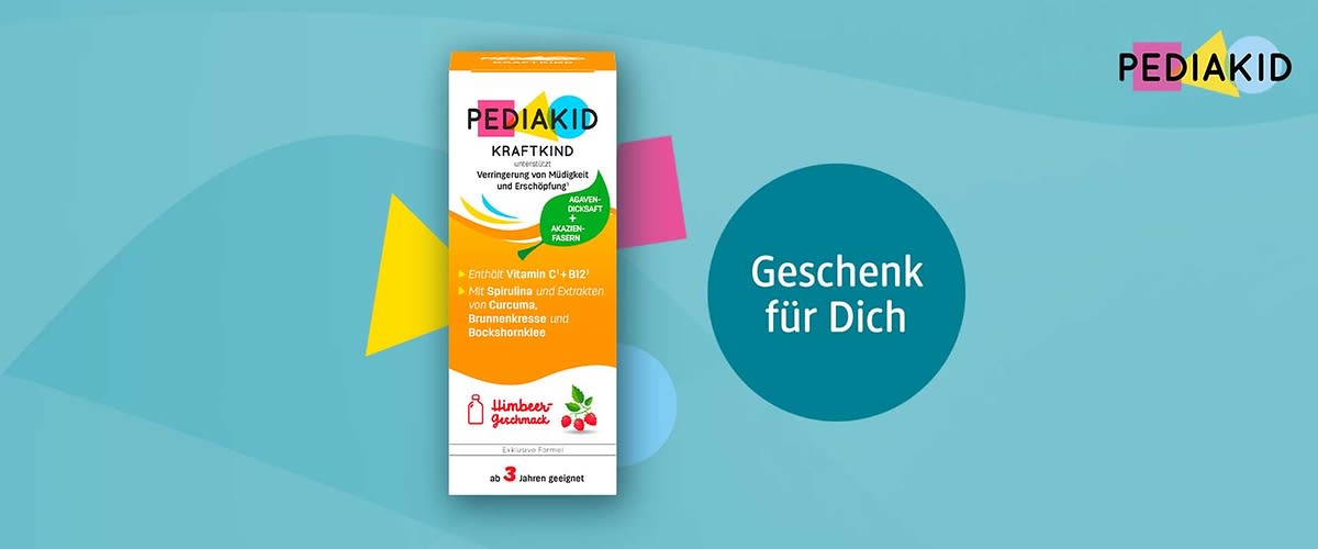 Pediakid Kraftkind Sirup-Verpackung mit Aufschrift „Verringerung von Müdigkeit und Erschöpfung“, Hinweis auf Vitamin C + B12, Himbeergeschmack, rechts lila Kreis mit Text „Geschenk für Dich“ und Pediakid-Logo oben rechts