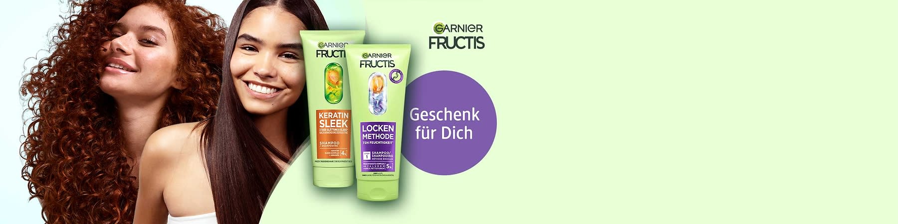 Zwei grüne Garnier Fructis Shampoo-Tuben nebeneinander; links „Keratin Sleek“ in orangeem Feld, rechts „Locken Methode“ in lila Feld, rechts ein lila Kreis mit weißer Schrift „Geschenk für Dich“