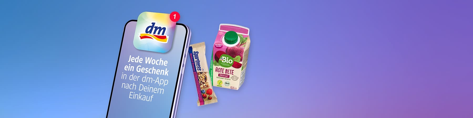 Smartphone mit dm-App-Symbol und Text „Jede Woche ein Geschenk in der dm‑App nach Deinem Einkauf“, daneben ein Bio-Rote-Bete-Getränkepack (0,5 l) und ein Müsliriegel in Verpackung