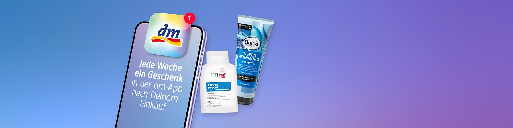Smartphone mit dm-App-Symbol und dem Text „Jede Woche ein Geschenk in der dm‑App nach Deinem Einkauf“, daneben zwei Produktverpackungen: weiße Sebamed Flasche mit Aufschrift „Frische Dusche“ und blaue Balea Tube mit Aufschrift „Tiefen Reinigung Shampoo“