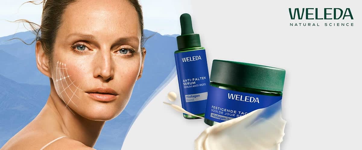 Zwei blaue Weleda-Produktverpackungen: links Pipettenflasche mit Aufschrift „Anti-Falten Serum“, rechts grüner Tiegel mit Aufschrift „Festigende Tagespflege“, im Vordergrund eine Cremeportion und oben rechts Weleda-Logo