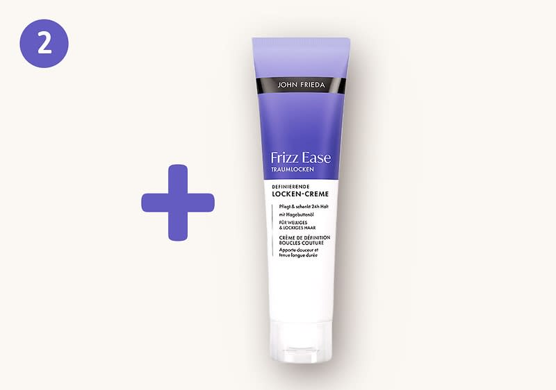 Lila-weißes Tubenprodukt „John Frieda Frizz Ease Definierende Locken-Creme“ mit sichtbarer Aufschrift, daneben ein lila Pluszeichen und ein violetter Kreis mit der Zahl 2