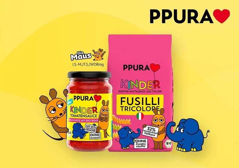 PPURA Markenbild mit Kinder-Tomatensauce im Glas (Aufschrift „PPURA Kinder Tomatensauce“, „ohne Zucker“) und Packung bunter Fusilli Tricolore (Aufschrift „PPURA Kinder Fusilli Tricolore“, „32% Vollkorn“, „ohne Zusatzstoffe“), gelber Hintergrund, links kleine Maus-Illustration und rechts blaue Elefanten-Illustrationen