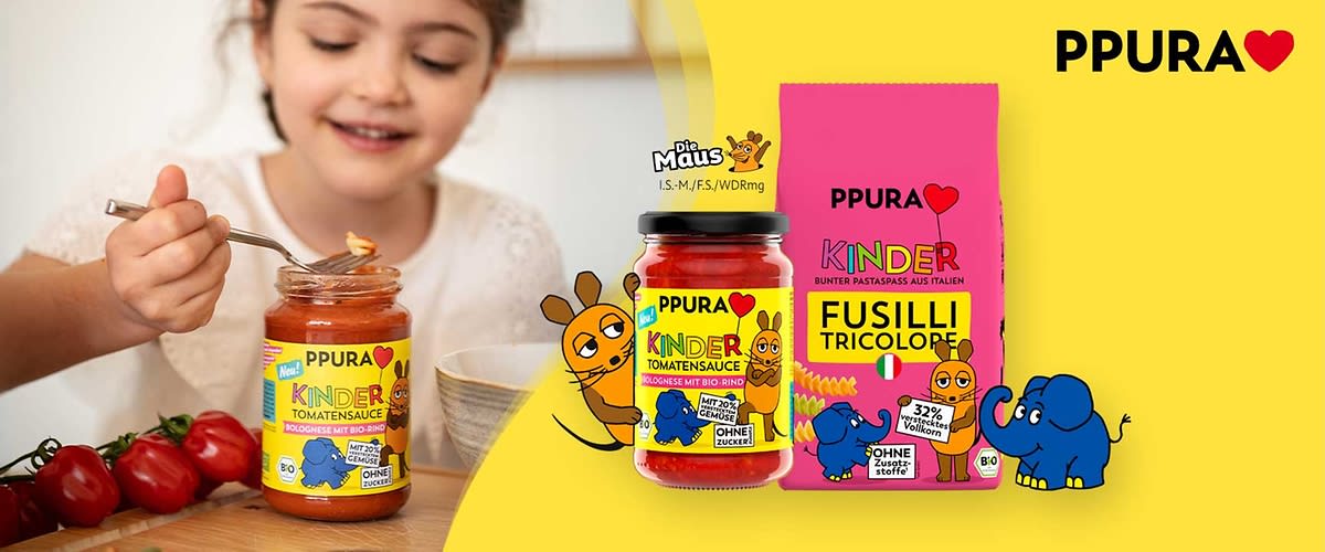 PPURA Markenbild mit Kinder-Tomatensauce im Glas (Aufschrift „PPURA Kinder Tomatensauce“, „ohne Zucker“) und Packung bunter Fusilli Tricolore (Aufschrift „PPURA Kinder Fusilli Tricolore“, „32% Vollkorn“, „ohne Zusatzstoffe“), gelber Hintergrund, links kleine Maus-Illustration und rechts blaue Elefanten-Illustrationen