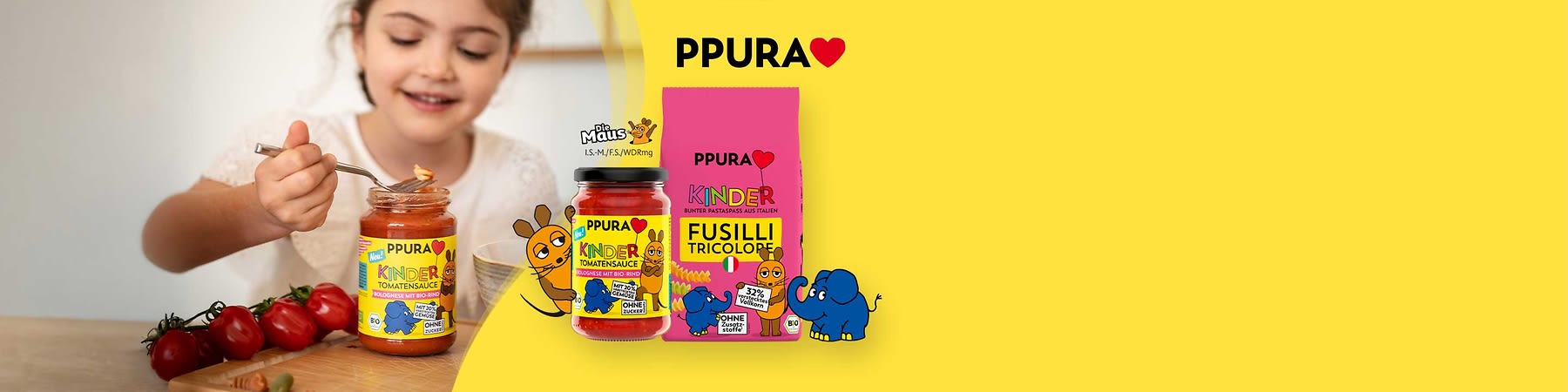 Gelbe Produktaufnahme mit zwei PPURA Kinderprodukten: links ein Glas Kinder-Tomatensauce mit gelbem Etikett und Aufschrift „PPURA Kinder Tomatensauce“ sowie Angaben „ohne Zucker“ und Figuren der Maus; rechts eine pinke Packung PPURA Kinder Fusilli Tricolore mit Aufschrift „Kinder Fusilli Tricolore“, Piktogramm der italienischen Flagge, Hinweis „32% Vollkorn“ und blaue Elefanten- und Maus-Illustrationen