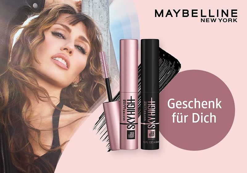 Maybelline New York Werbemotiv mit zwei Mascara-Produkten in rosa und schwarzer Verpackung, Produktname „Sky High“ sichtbar, Pinsel mit Mascara-Strich im Hintergrund und Kreis mit Text „Geschenk für Dich“