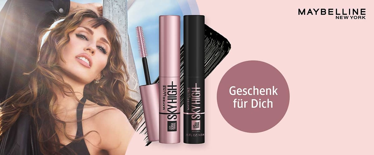Maybelline New York Werbemotiv mit zwei Mascara-Produkten in rosa und schwarzer Verpackung, Produktname „Sky High“ sichtbar, Pinsel mit Mascara-Strich im Hintergrund und Kreis mit Text „Geschenk für Dich“