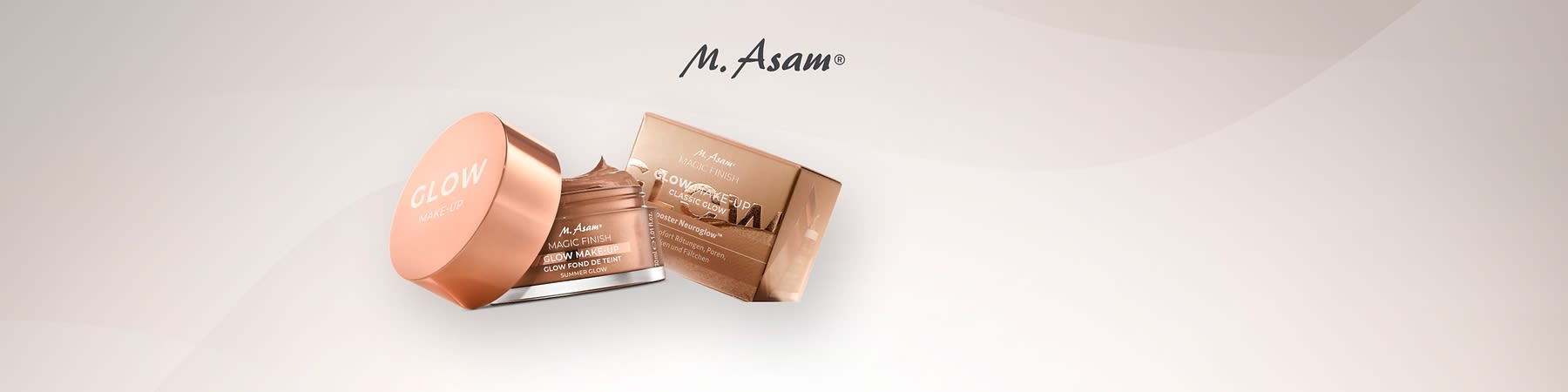 M. Asam Magic Finish Glow Make-up in einem kupferfarbenen Tiegel mit goldglänzendem Deckel, Aufschrift „Glow Make-Up“ und „Classic Glow“