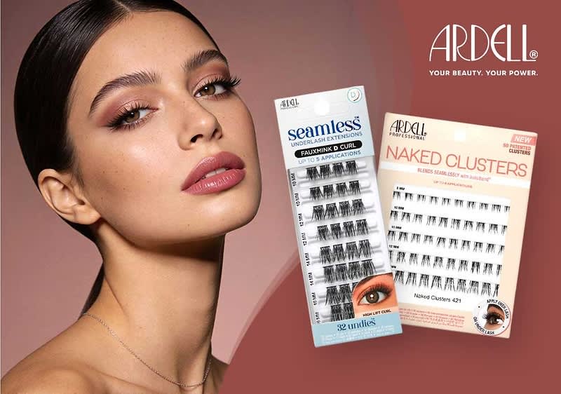 links Porträt einer Frau mit dunklen Haaren, rechts zwei Packungen Wimpern‑Extras von Ardell: oben rechts Schriftzug „ARDELL“, mittig eine Packung „seamless UNDERLASHES FAUXMINK D CURL“ und eine Packung „NAKED CLUSTERS“ auf roséfarbigem Hintergrund