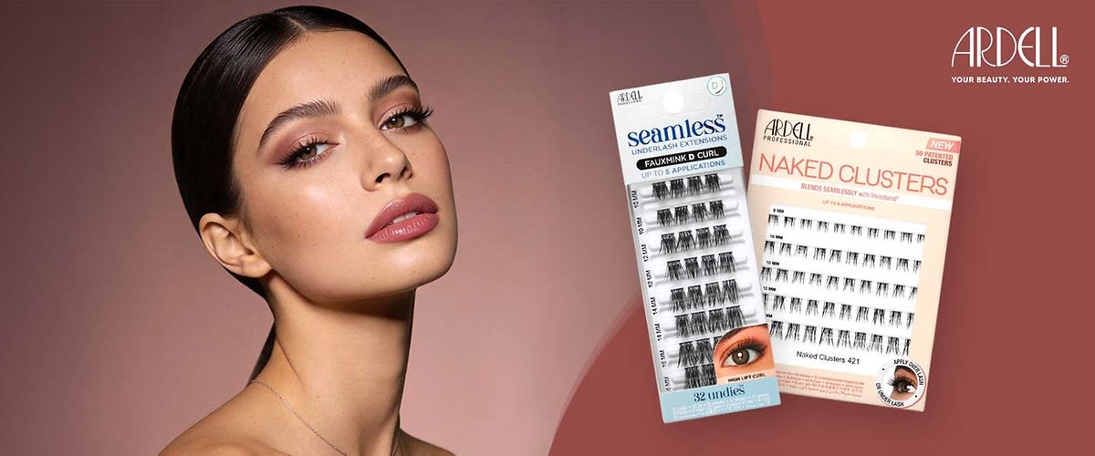 links Porträt einer Frau mit dunklen Haaren, rechts zwei Packungen Wimpern‑Extras von Ardell: oben rechts Schriftzug „ARDELL“, mittig eine Packung „seamless UNDERLASHES FAUXMINK D CURL“ und eine Packung „NAKED CLUSTERS“ auf roséfarbigem Hintergrund
