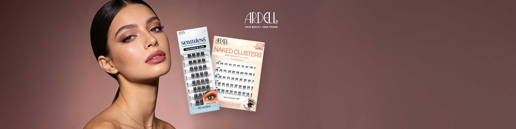 Porträt einer Frau mit dezenter Makeup-Anwendung und Blick nach vorn, rechts zwei Packungen Ardell Wimpernprodukte: links seamless underlash extensions in weiß-blauer Verpackung, rechts Naked Clusters in cremefarbener Verpackung, oben rechts das Ardell-Logo mit Slogan YOUR BEAUTY. YOUR POWER.