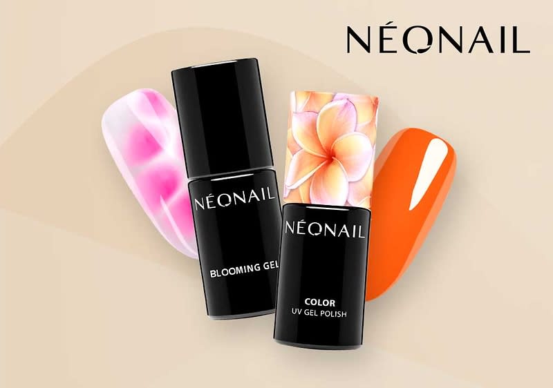 Zwei schwarze Nagellack-Flaschen der Marke NEONAIL, links mit Aufschrift „BLOOMING GEL“, rechts mit Aufschrift „COLOR UV GEL POLISH“ und floral gemustertem Deckel, im Hintergrund zwei Nagelproben in rosa-weiß marmoriert und leuchtend orange