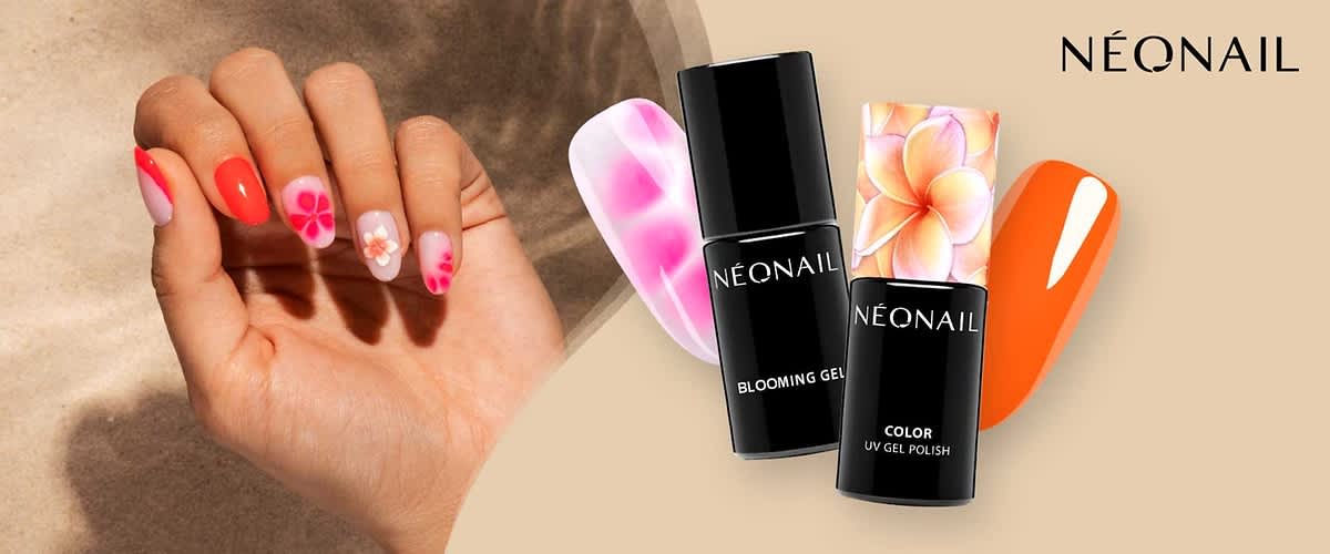 Zwei schwarze Nagellack-Flaschen der Marke NEONAIL, links mit Aufschrift „BLOOMING GEL“, rechts mit Aufschrift „COLOR UV GEL POLISH“ und floral gemustertem Deckel, im Hintergrund zwei Nagelproben in rosa-weiß marmoriert und leuchtend orange