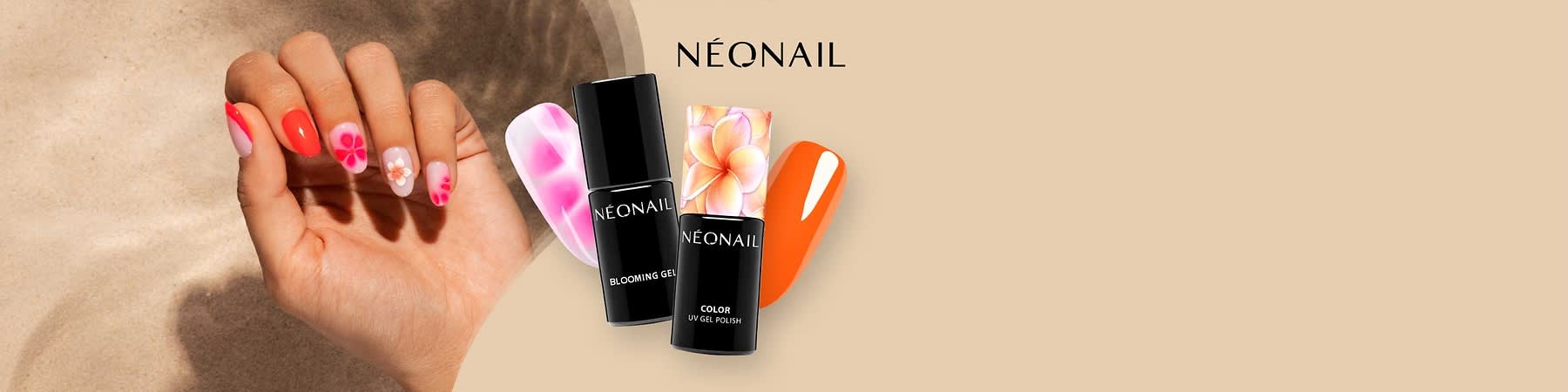 Zwei schwarze Nagellackfläschchen der Marke NEONAIL mit gut lesbaren Aufschriften „BLOOMING GEL“ und „COLOR UV GEL POLISH“, davor je eine Nagelprobe links mit rosa-weißer Blumenmarmorierung und rechts in solidem Orange, Markenname „NEONAIL“ oben rechts