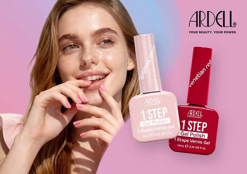 Frau mit langen braunen Haaren hält Hände mit rosa lackierten Nägeln vor dem Gesicht, daneben zwei Nagellack-Flaschen der Marke Ardell mit Aufschrift „1 STEP Gel Polish“, eine hellrosa mit glitzerndem Deckel und eine leuchtend rote mit rotem Deckel