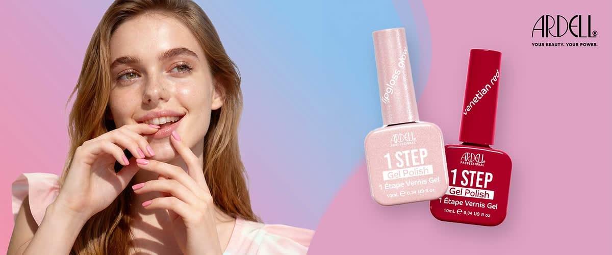 Frau mit langen braunen Haaren hält Hände mit rosa lackierten Nägeln vor dem Gesicht, daneben zwei Nagellack-Flaschen der Marke Ardell mit Aufschrift „1 STEP Gel Polish“, eine hellrosa mit glitzerndem Deckel und eine leuchtend rote mit rotem Deckel