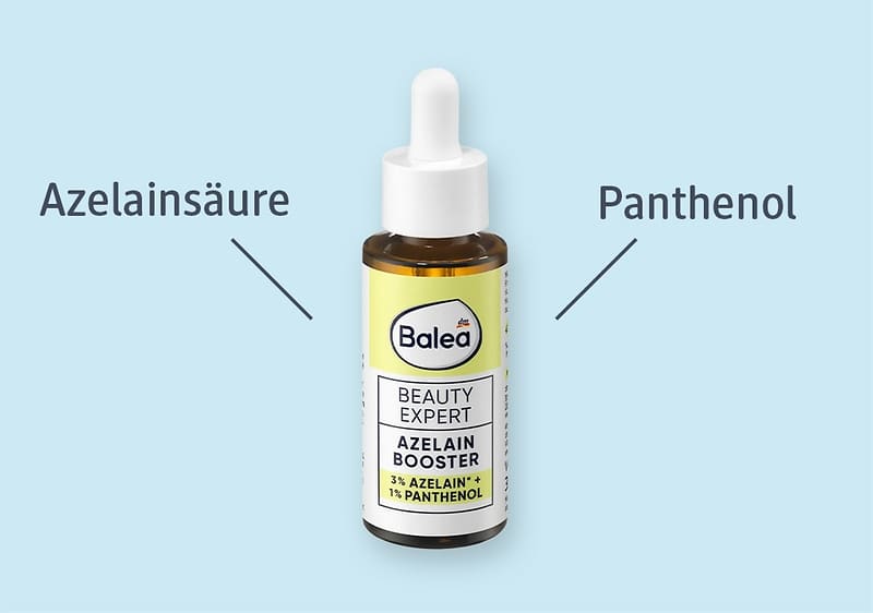 Eine Flasche des Balea Beauty Expert Plump & Glow Serums mit blauem Etikett und weißem Tropfverschluss. Auf dem Etikett steht „6,3 % Polyglutaminsäure & 2 % Hyaluronsäure“. Links und rechts der Flasche sind die Begriffe „Polyglutaminsäure“ und „Hyaluronsäure“ mit Pfeilen zur Flasche versehen.
