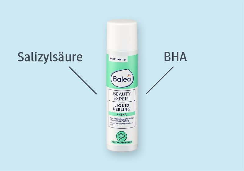 Eine Flasche des Balea Beauty Expert Plump & Glow Serums mit blauem Etikett und weißem Tropfverschluss. Auf dem Etikett steht „6,3 % Polyglutaminsäure & 2 % Hyaluronsäure“. Links und rechts der Flasche sind die Begriffe „Polyglutaminsäure“ und „Hyaluronsäure“ mit Pfeilen zur Flasche versehen.