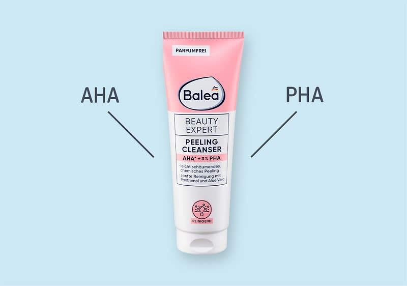 Eine Flasche des Balea Beauty Expert Plump & Glow Serums mit blauem Etikett und weißem Tropfverschluss. Auf dem Etikett steht „6,3 % Polyglutaminsäure & 2 % Hyaluronsäure“. Links und rechts der Flasche sind die Begriffe „Polyglutaminsäure“ und „Hyaluronsäure“ mit Pfeilen zur Flasche versehen.