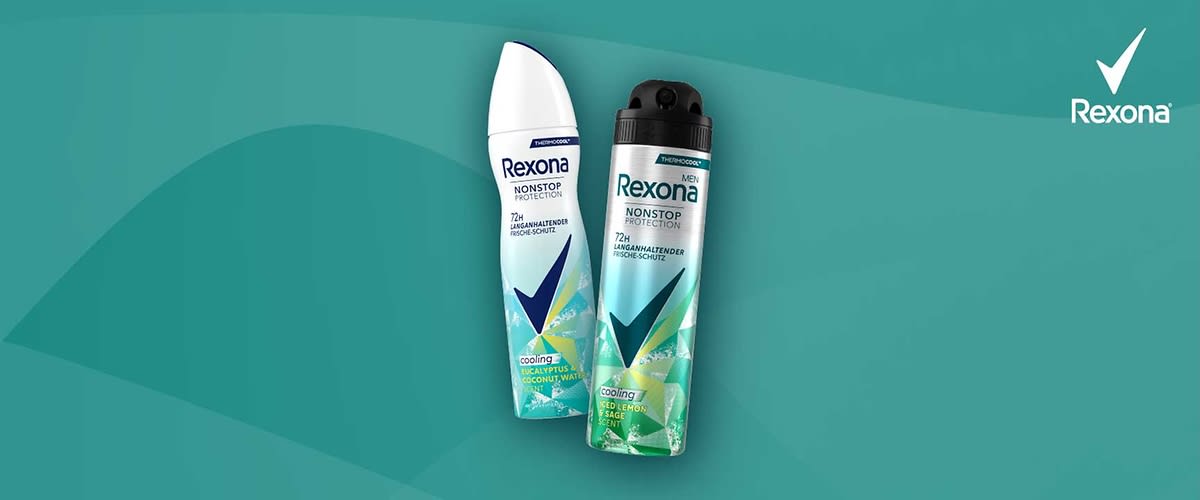 Zwei Rexona Deosprays in grüntürkis gestalteten Dosen mit Aufschrift „Rexona Nonstop Protection 72h“ und Hinweis auf Duftvarianten „Eucalyptus Coconut Water“ und „Cool Lemon & Sage“, auf türkisem Hintergrund rechts oben Rexona-Logo