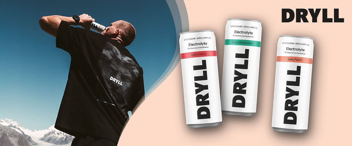 Mann von hinten trinkt aus einer Dose, daneben drei stehende weiße Dosen mit großem schwarzen Schriftzug „DRYLL“ und je kleinem Aufdruck „Electrolyte“ sowie Geschmacksangaben (z. B. Salty Cherry, Salty Watermelon) ohne Punkt am Ende