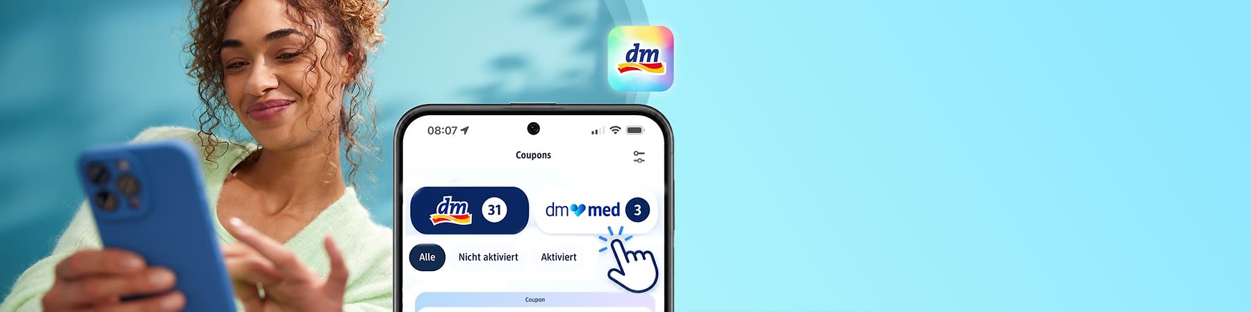 Frau mit lockigem Haar hält ein blaues Smartphone, im Vordergrund ein Handydisplay mit geöffneter „Coupons“-Ansicht der dm-App, sichtbar das dm-Logo, Buttons „Alle“, „Nicht aktiviert“, „Aktiviert“ und ein hervorgehobener Bereich für „dm med“ mit Zähler 3