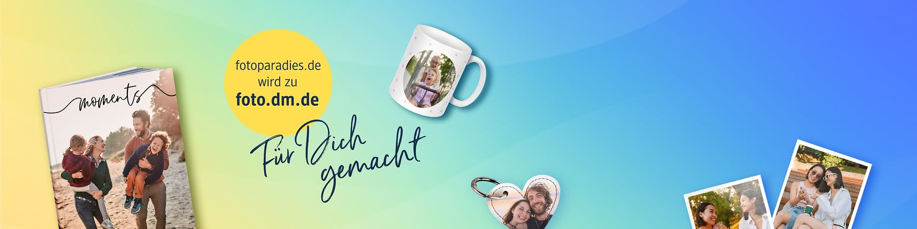 Bühne mit Fotobuch, Fototasse und Fotoanhänger; Text: „fotoparadies.de wird zu foto.dm.de“ und „Für Dich gemacht“