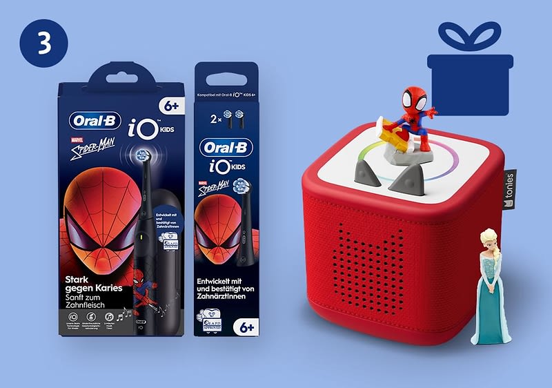 Zwei Oral‑B iO Kids Zahnbürstenverpackungen mit Spider‑Man-Motiv links; rechts ein roter quadratischer Kinderlautsprecher mit Spinne‑Man‑Figur oben und einer Elsa‑Figur daneben, blauer Hintergrund