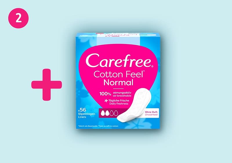Packung Carefree Cotton Feel Normal Slipeinlagen, blaue und pinke Verpackung mit Schrift „Carefree Cotton Feel Normal“, Hinweis „100% atmungsaktiv“, daneben ein Pluszeichen und eine pinke Kreiszahl „2“ in der Ecke