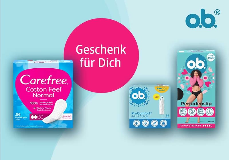 Drei Damenhygiene-Produkte vor blauem Hintergrund: links Carefree Cotton Feel Normal Slip-Einlagen in blau-pinkem Karton mit Herzform und Schrift „Carefree Cotton Feel Normal“, in der Mitte o.b. ProComfort 4-in-1 Schutz in kleiner blauer Packung, rechts o.b. Periodenslip in türkis-pinkem Karton mit Aufschrift „Periodenslip“ und Bild einer Frau, dazu runder pinker Kreis mit weißer Schrift „Geschenk für Dich“ und o.b.-Logo oben rechts