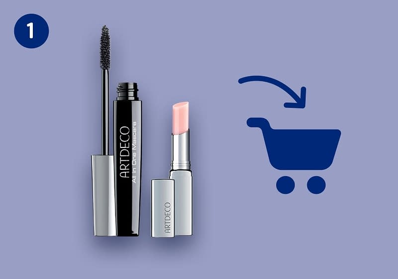Schwarze ARTDECO Mascara-Flasche mit geöffnetem Bürstendeckel und silberner ARTDECO Lippenstifthülse mit hellem rosa Lippenstift auf violettem Hintergrund, rechts blaues Einkaufswagen-Symbol mit Pfeil, oben links weißer Kreis mit der Ziffer 1