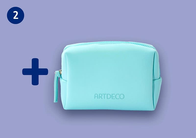 Hellblau-türkisfarbene rechteckige Make-up-Tasche aus Kunstleder mit Reißverschluss und eingeprägtem Schriftzug „ARTDECO“ auf hellem violettem Hintergrund und blauem Pluszeichen links oben