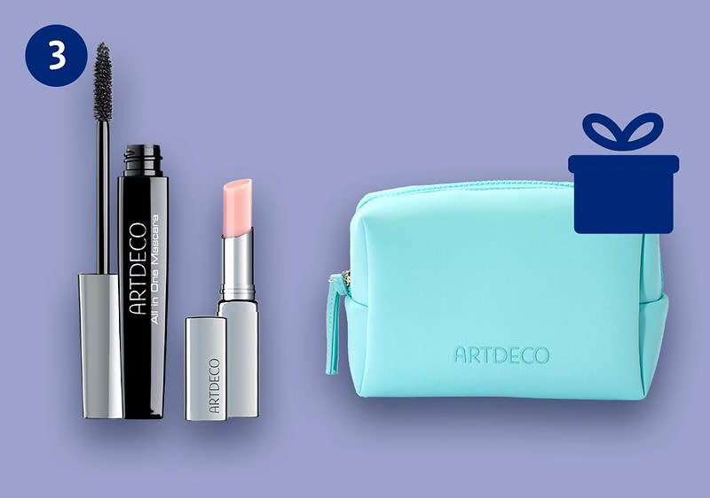 Drei Schminkprodukte von ARTDECO: links schwarze Mascara mit geöffnetem Bürstchen und silberner Hülse, daneben silberner Lippenpflegestift mit hellem roséfarbigem Stift, rechts türkisfarbene Kosmetiktasche mit Reißverschluss und geprägtem Schriftzug „ARTDECO“