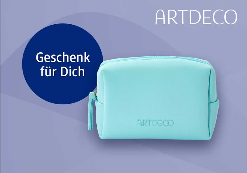 Hellblau-türkische Kosmetiktasche mit Reißverschluss und geprägtem Schriftzug „ARTDECO“, daneben blauer Kreis mit weißer Schrift „Geschenk für Dich“, oben rechts Marke „ARTDECO“