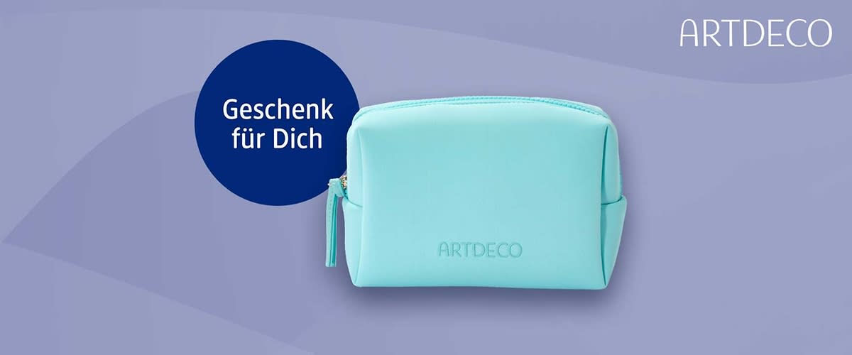 Hellblau-türkische Kosmetiktasche mit Reißverschluss und geprägtem Schriftzug „ARTDECO“, daneben blauer Kreis mit weißer Schrift „Geschenk für Dich“, oben rechts Marke „ARTDECO“
