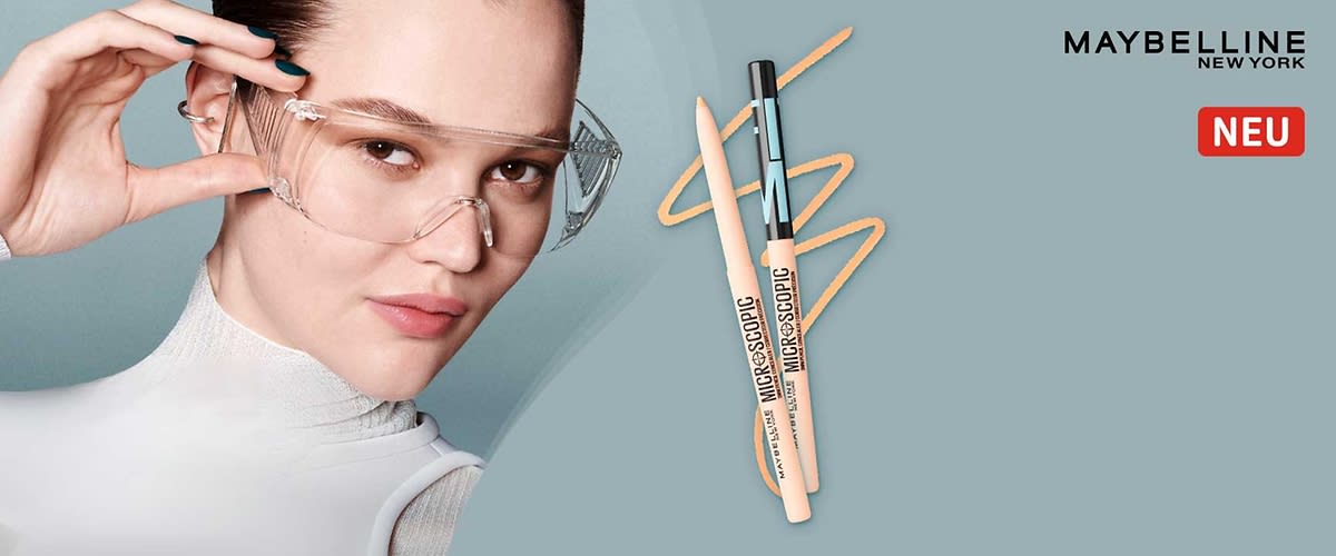 Zwei Maybelline Microscopic Concealer in cremigem Beige nebeneinander auf grauem Hintergrund, rechts oben Markenname „MAYBELLINE NEW YORK“ und rotes Schild mit „NEU“