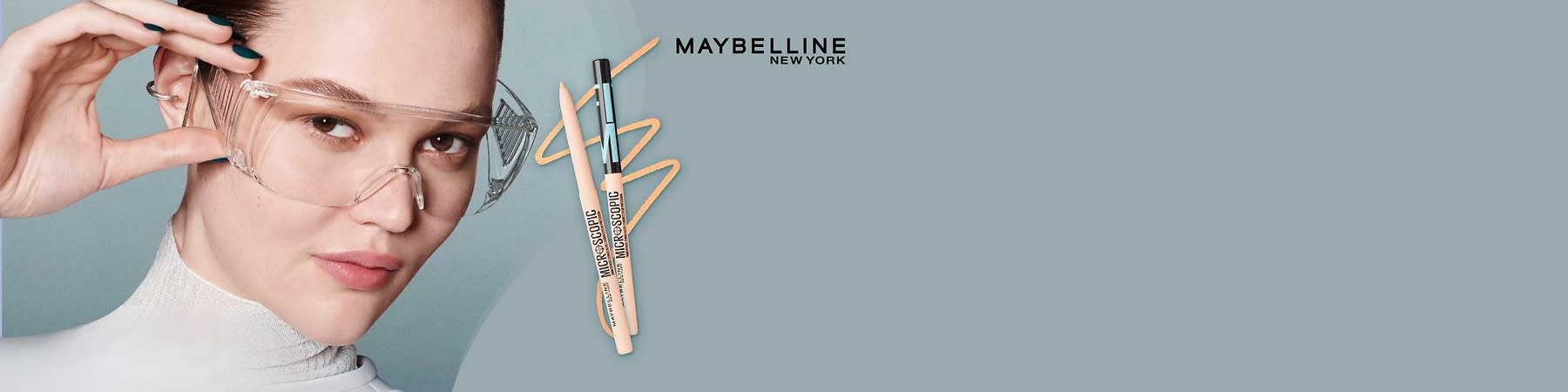 Zwei hellrosa Maybelline Microscopic Concealerstifte nebeneinander auf grauem Hintergrund, rechts oben Schriftzug „MAYBELLINE NEW YORK“ und rotes Schild mit „NEU“