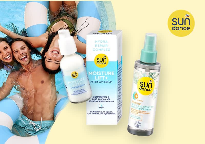 Drei Personen liegen entspannt in einem Poolreifenkreis, daneben drei Sundance-Sonnenschutzpflegeprodukte: links eine weiße Flasche mit Aufschrift „Moisture Lift+ After Sun Serum“, mittig die passende Produktverpackung mit der Aufschrift „Hydra Repair Complex Moisture Lift+“, rechts ein durchsichtiges Pumpspray mit grünem Sprühkopf und Sundance-Logo, oben rechts gelbes Sundance-Logo