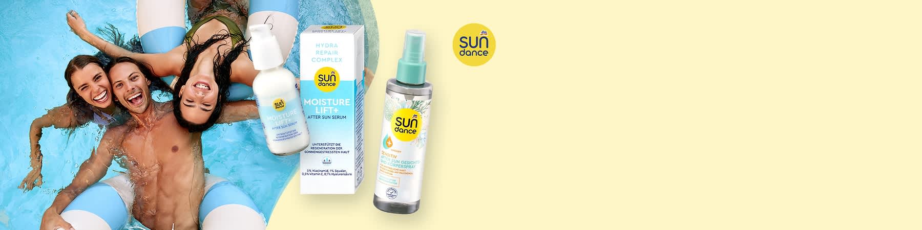 Drei Personen liegen entspannt in einem Poolreifenkreis, daneben drei Sundance-Sonnenschutzpflegeprodukte: links eine weiße Flasche mit Aufschrift „Moisture Lift+ After Sun Serum“, mittig die passende Produktverpackung mit der Aufschrift „Hydra Repair Complex Moisture Lift+“, rechts ein durchsichtiges Pumpspray mit grünem Sprühkopf und Sundance-Logo, oben rechts gelbes Sundance-Logo