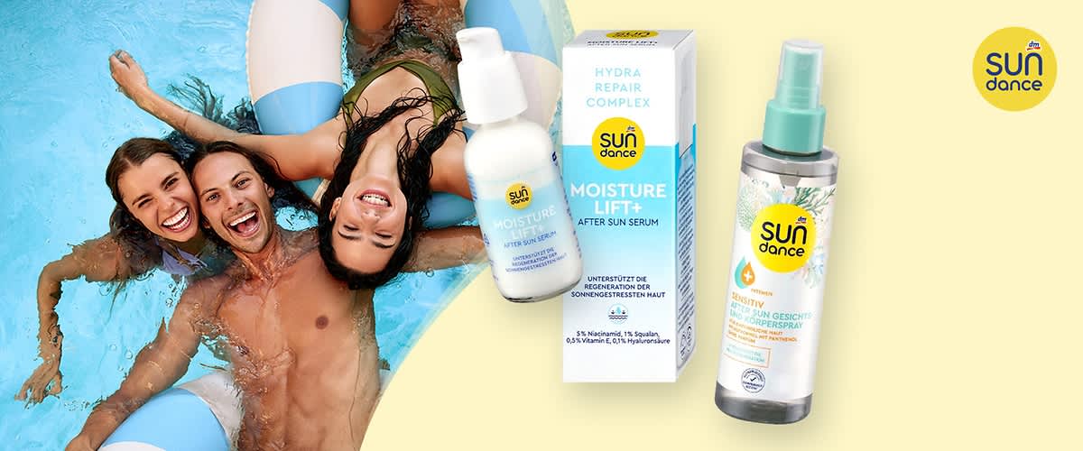 drei lachende Personen im Pool links, daneben zwei Sonnenschutzpflegeprodukte der Marke Sundance: weiße Flasche und passende Verpackung mit Aufschrift „Moisture Lift+ After Sun Serum“, rechts transparentes Pumpspray mit grünem Sprühkopf und Sundance-Logo auf hellgelbem Hintergrund