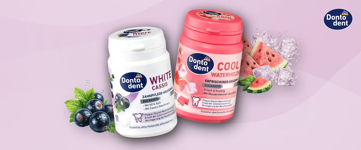 Zwei Donto dent Zahnpflege-Kaugummi-Dosen nebeneinander, links weiße Dose mit Aufschrift „White Cassis“ und schwarzen Johannisbeeren, rechts pinke Dose mit Aufschrift „Cool Watermelon“ und Wassermelonenstücken, dm-Logo oben rechts
