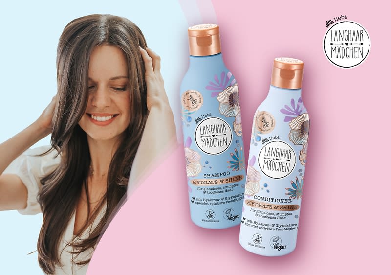 Frau mit langen braunen Haaren, Hände an den Seiten des Kopfes, daneben zwei blaue Flaschen der Marke „Langhaarmädchen“ mit Aufschriften „Shampoo Hydrate & Shine“ und „Conditioner Hydrate & Shine“ und floralem Design