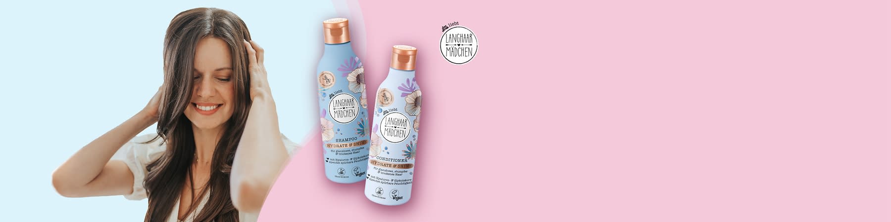 Frau mit langen braunen Haaren, Hände an den Seiten des Kopfes, daneben zwei blaue Flaschen der Marke „Langhaarmädchen“ mit Aufschriften „Shampoo Hydrate & Shine“ und „Conditioner Hydrate & Shine“ und floralem Design
